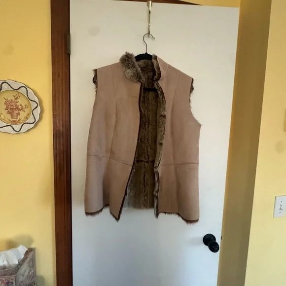 Reversible Faux Suede & Faux Fur Vest – Women’s Medium (Approx.) - Picture 3 of 6
